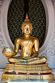 Thailand, Phra Pathom Chedi, the nation's largest pagoda in Nakorn Pathom. Buddha statue in niche of the outer courtyard.